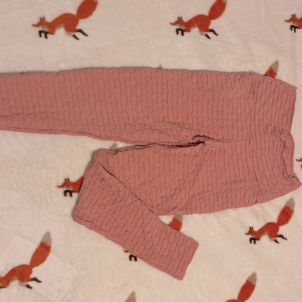 I am selling a pink leggings that have a scratch butt brand new size large.